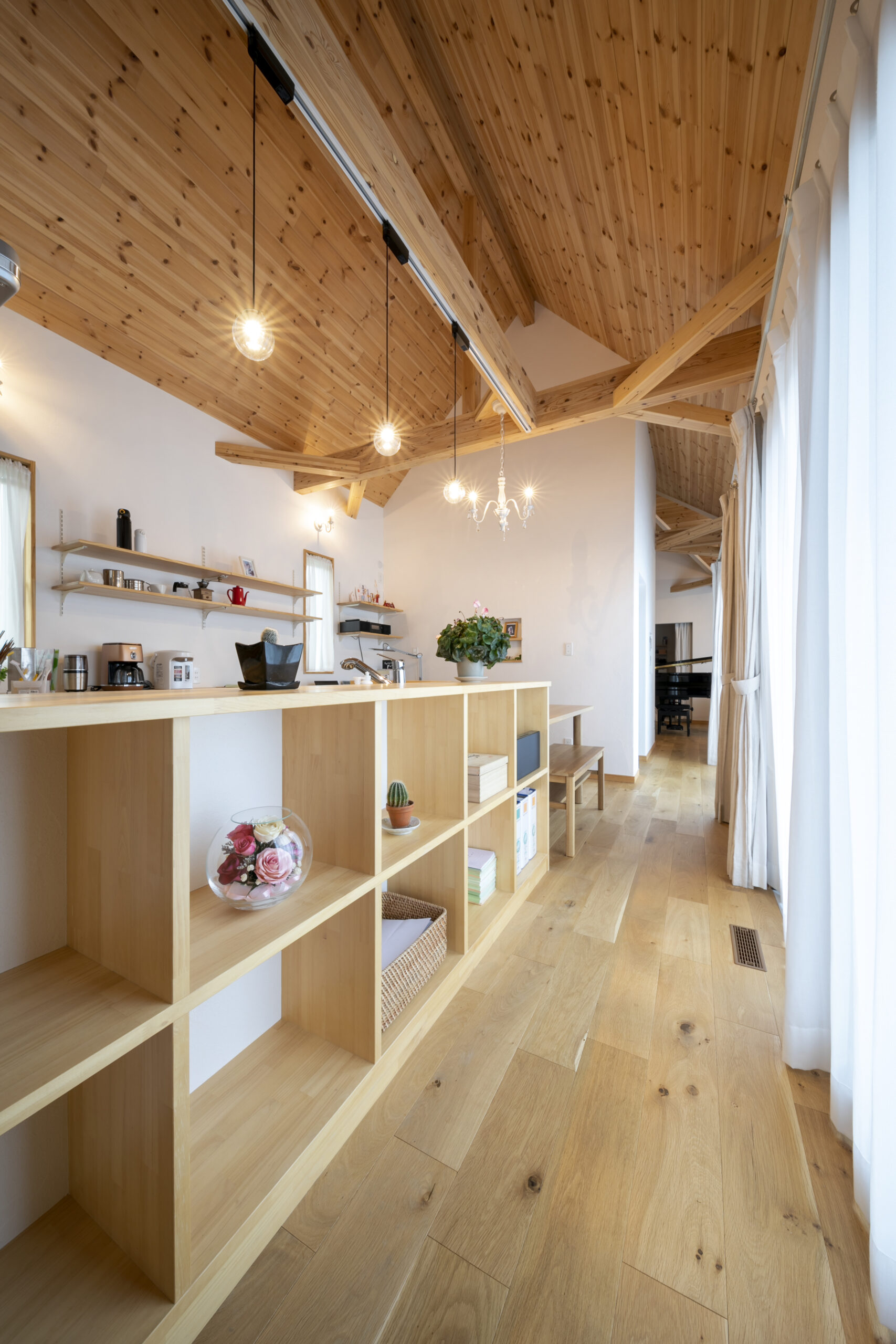 漆喰は科学的なにおいもなく、焼き肉などのにおいも残らず快適。漆喰の効果で室内干しが当たり前になったそう