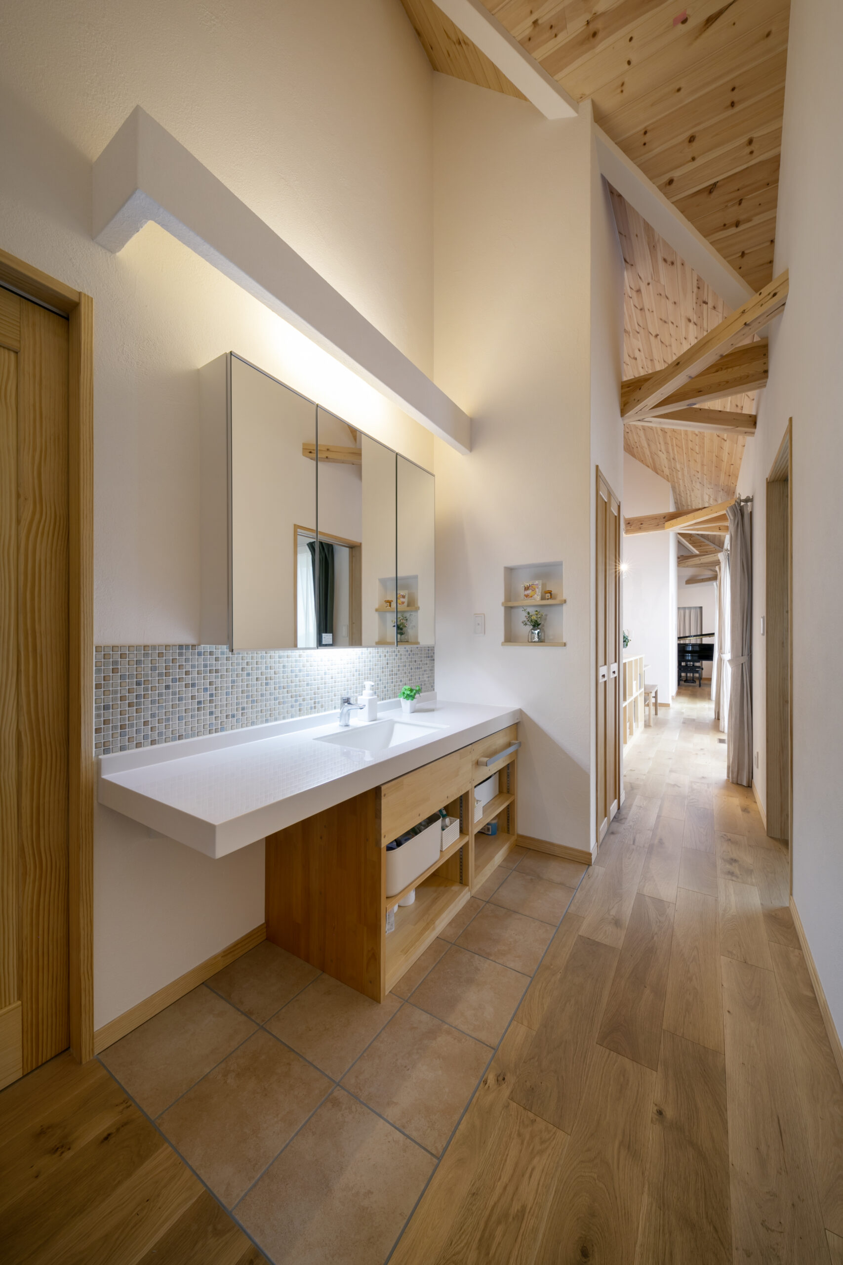 洗面床は水回りに強いタイルを採用