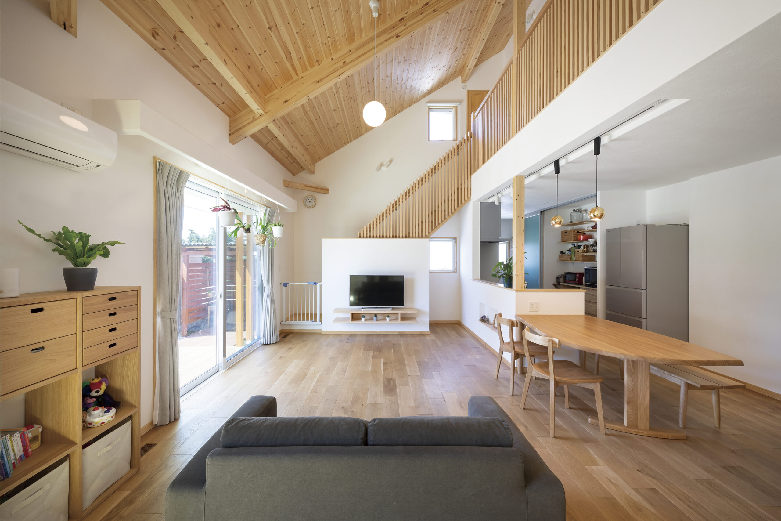 格子の手すりや手塗りの漆喰壁など職人の手仕事の丁寧さが伺える大空間