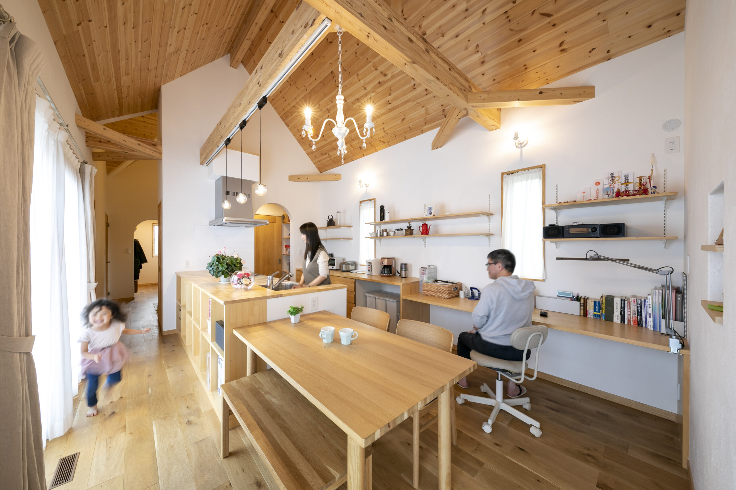 カウンタースペースを設け、PCや勉強スペースに