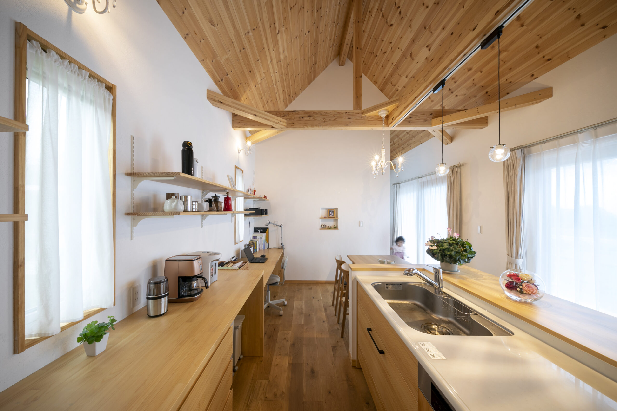 キッチンの飾り棚にはお気に入りのキッチンツールを見せる収納