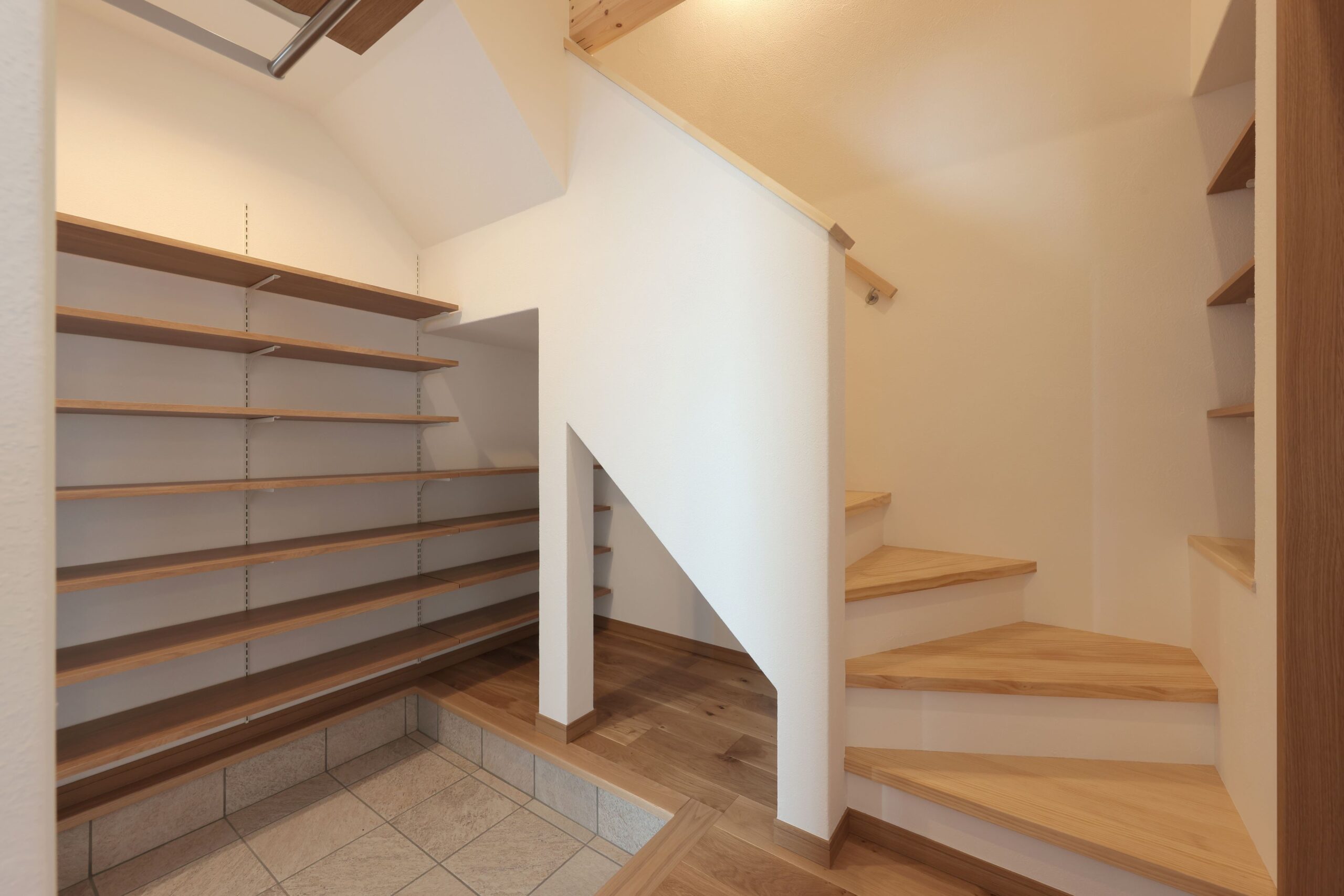 ロフトに上がる階段スペースと収納力のあるシューズクローゼット