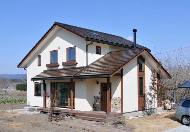 築18年経っても美しい漆喰と無垢材の薪ストーブのある家