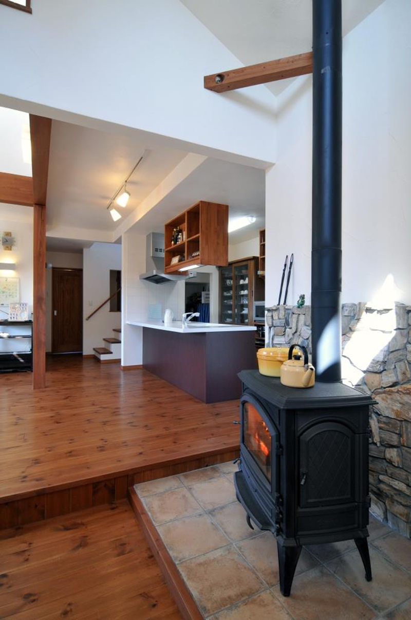 冬はこれ1台で温かい。ピザを焼いたりカレーを煮込んだり、楽しみが広がる薪ストーブ