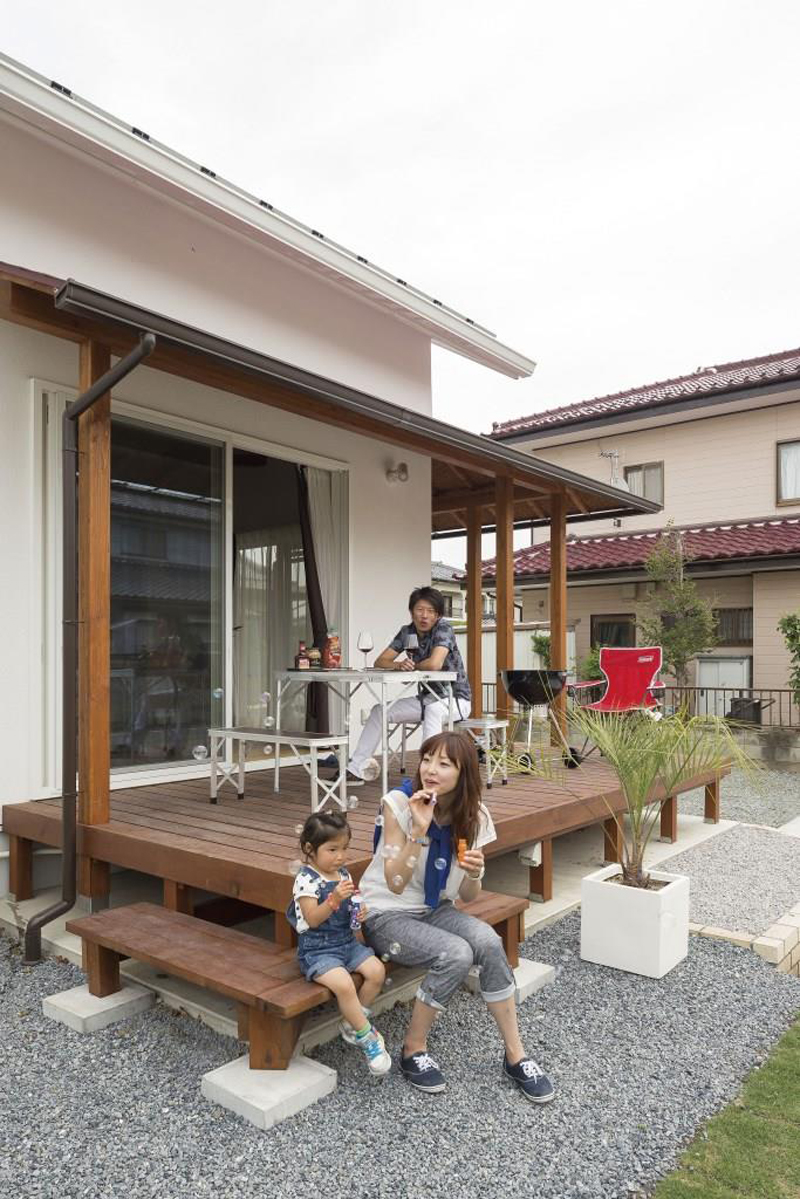 広々ウッドデッキでは家族や友人とバーベキューを楽しめる