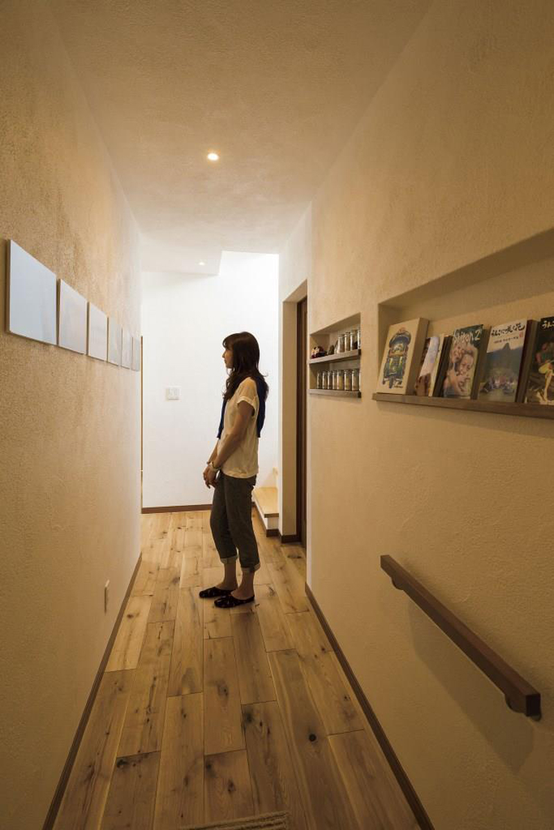 玄関ホールは思い出を飾るギャラリー。海外旅行の写真や記念の品を大切に飾る