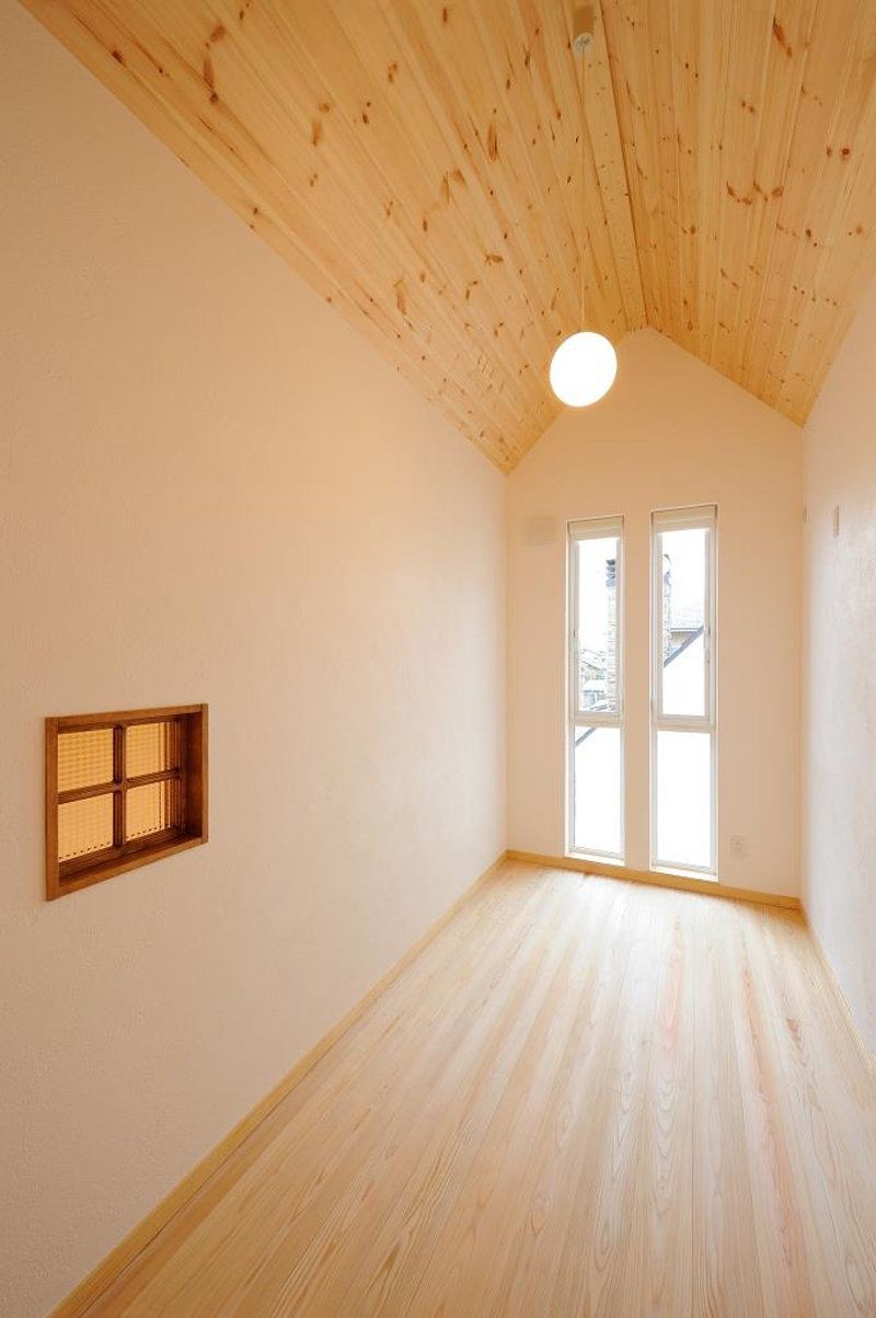 小窓付きの可愛い洋室