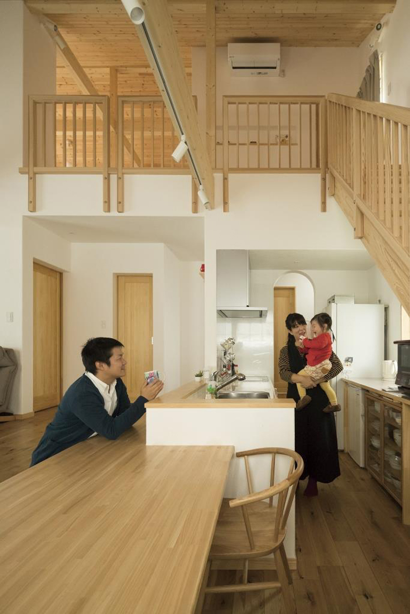 モデルハウスを参考にした一体型のダイニングテーブル