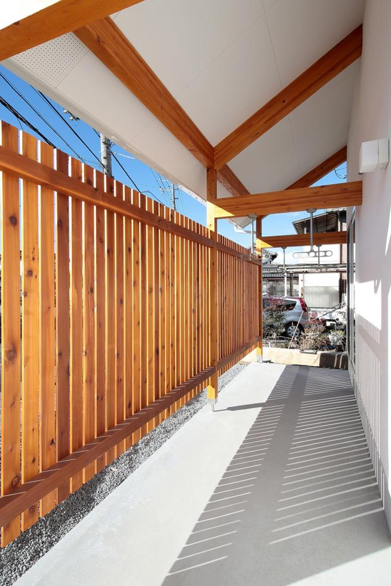 ランドリールームから直接外干しもできる。目隠しに柵を設置し外部からの視線も気にならない