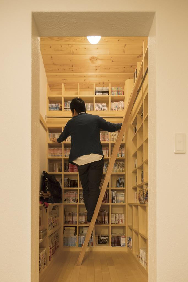 数百冊の蔵書を美しく収める木の本棚。家族の書庫として数々の本が並び、図書館のよう