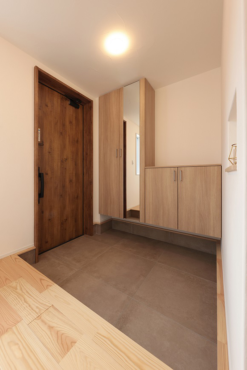 靴は全て収納してすっきりとした玄関に