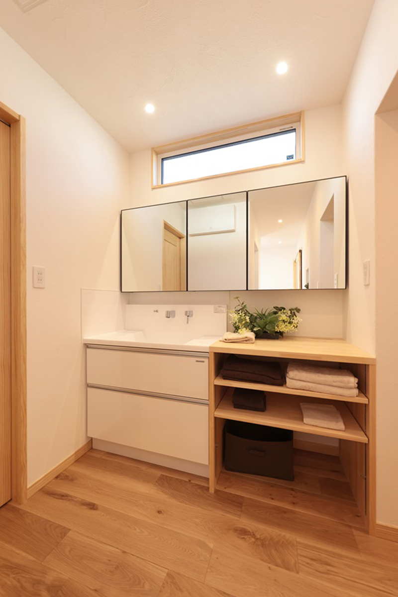 造作の収納棚を設けた洗面