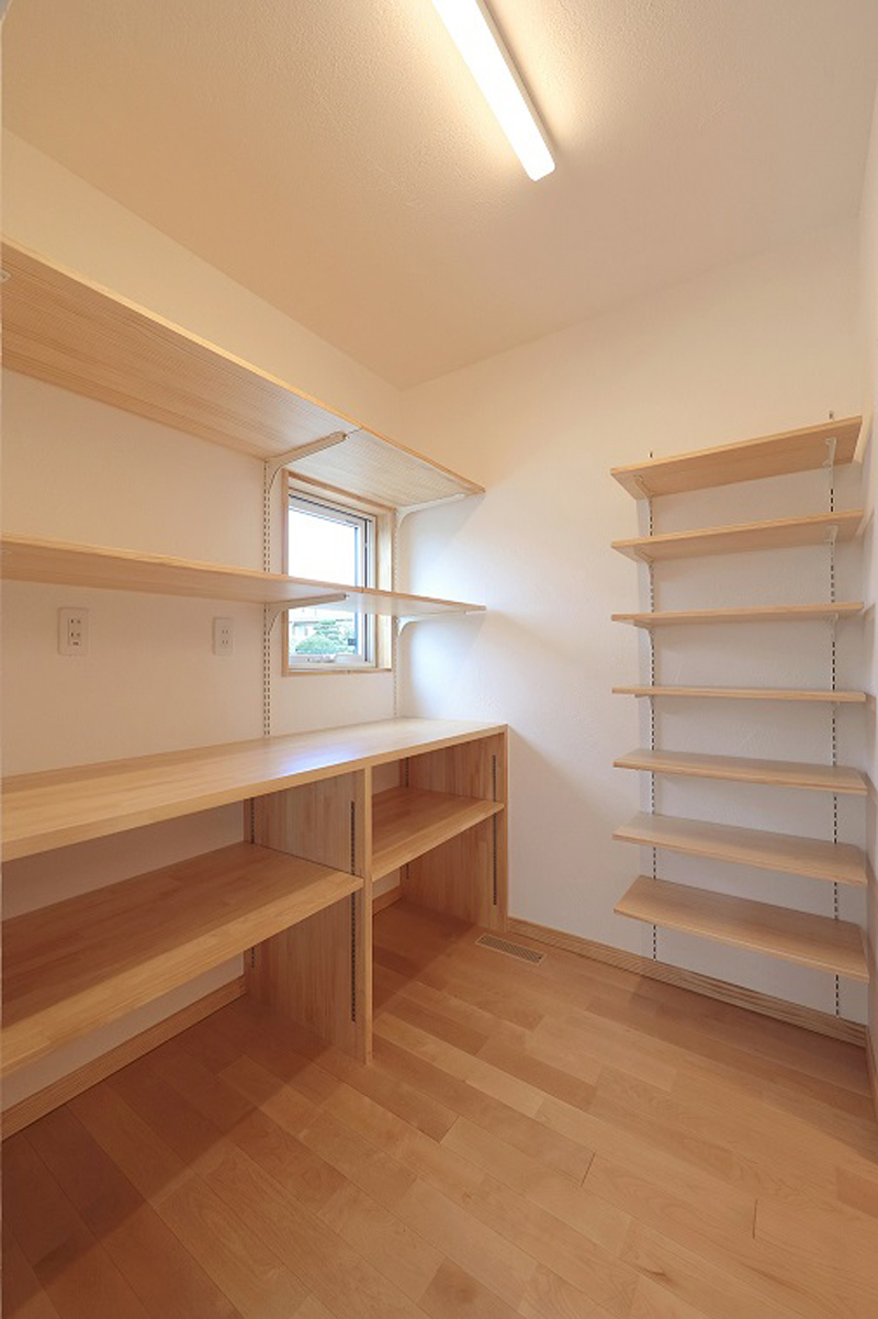 大容量のパントリー。家電も収納してすっきり