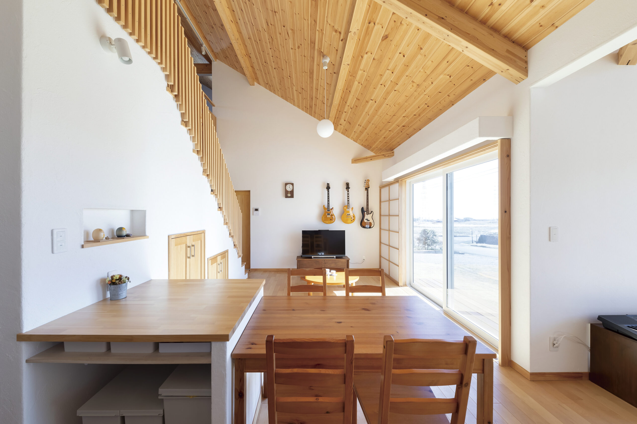 漆喰と木が美しい大空間LDK