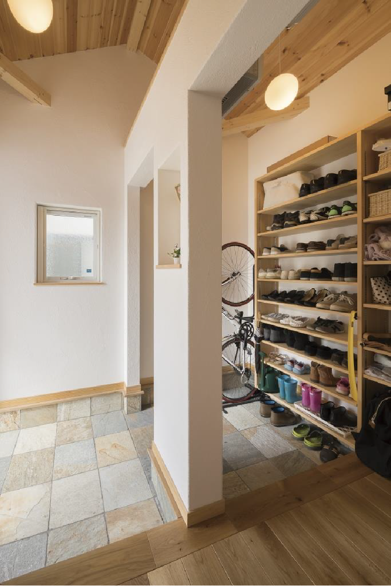 ２WAY玄関にはたっぷり収納を設置。趣味の自転車を置くスペースも