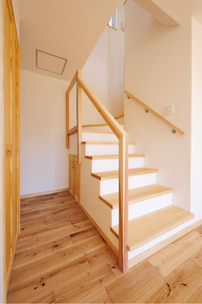 階段下にも収納を設置