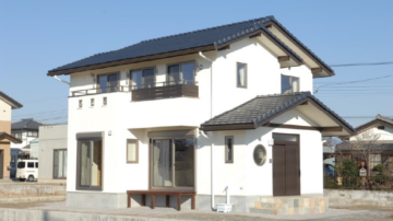 丸窓と漆喰が美しい和風な外観にこだわった住宅
