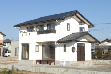 丸窓と漆喰が美しい和風な外観にこだわった住宅