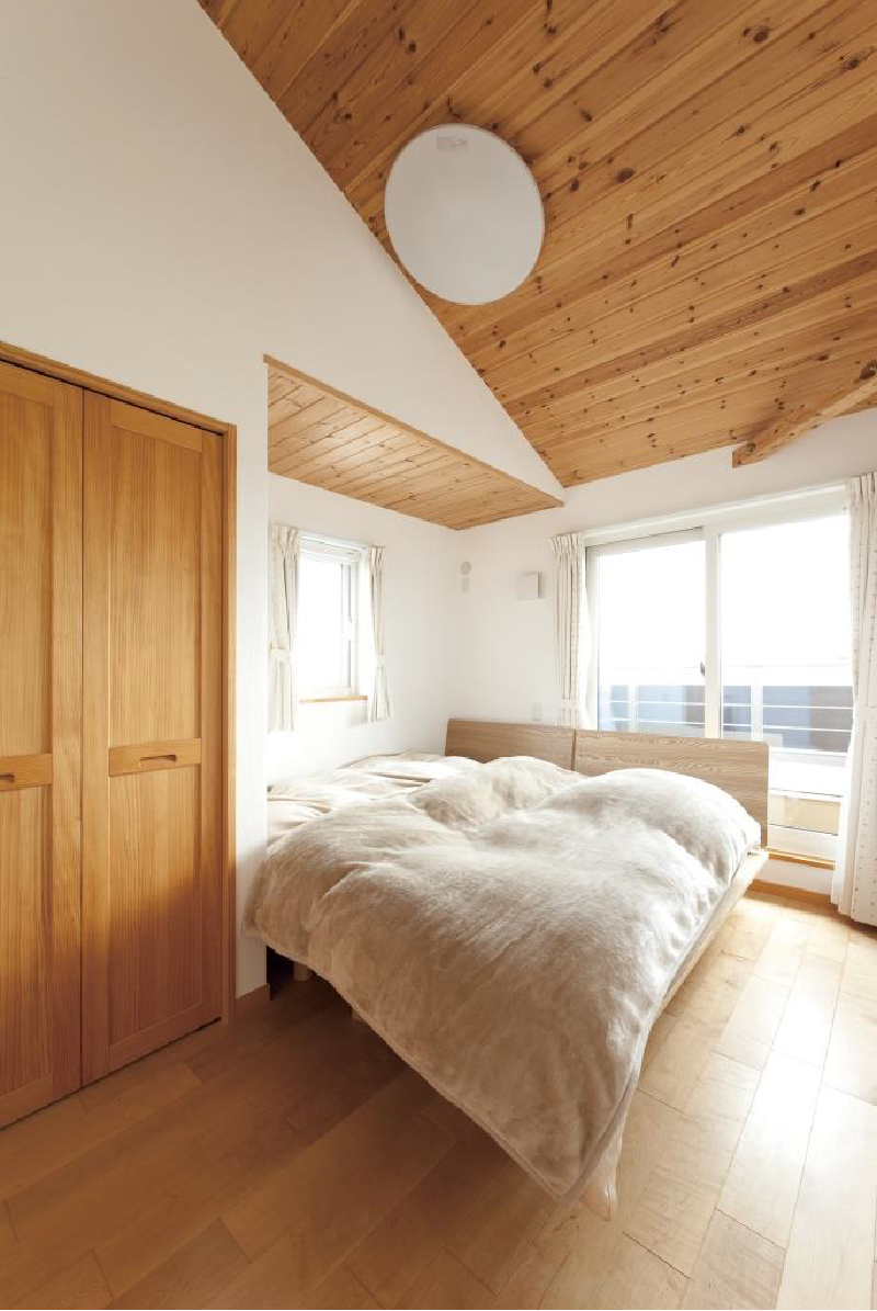 板張りの天井が心地よい寝室