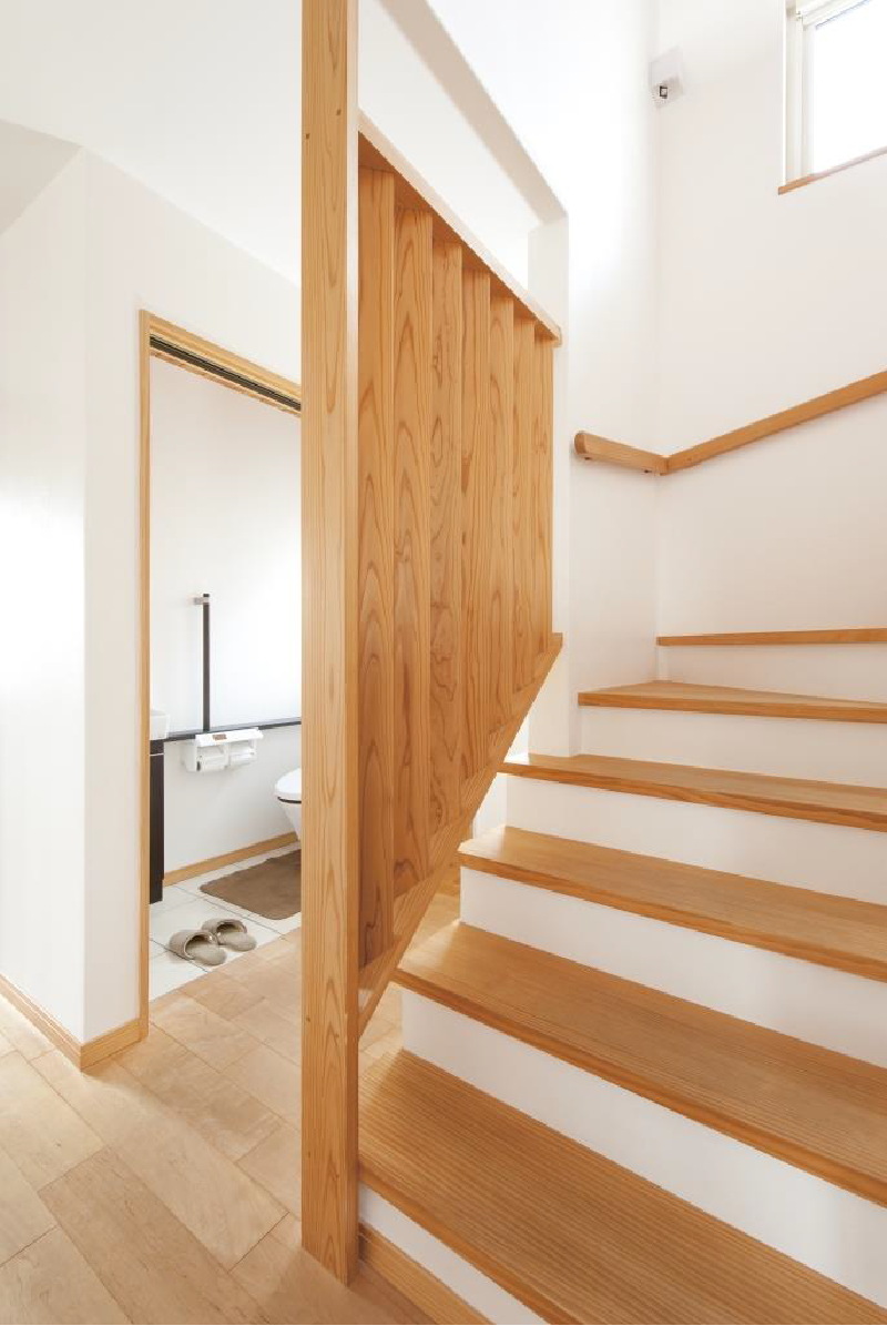 リビングからトイレの開け閉めが見えないよう、階段手摺を斜めに施工
