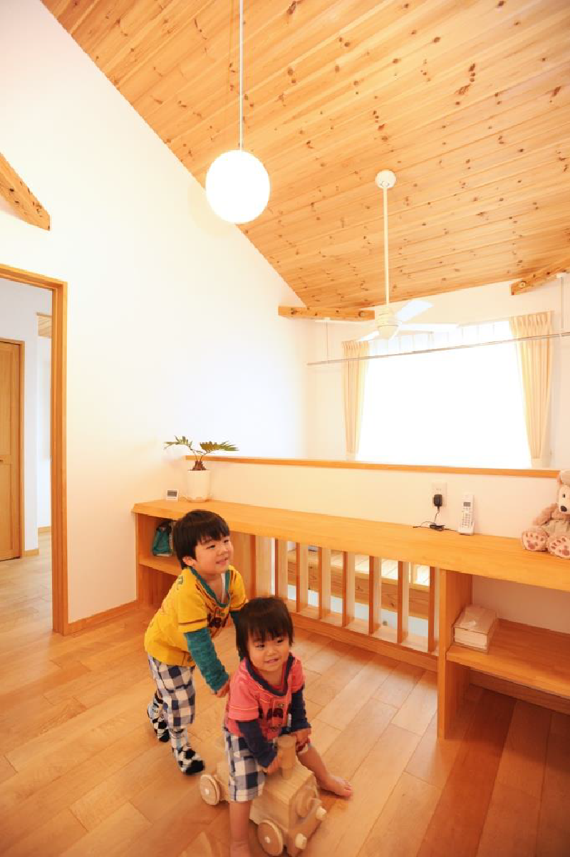 2階ホールの開放的なスタディスペース