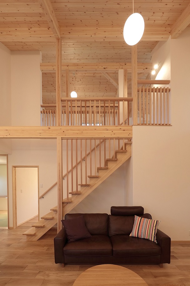 大工さんが1つ1つ丁寧に作る階段手摺も印象的