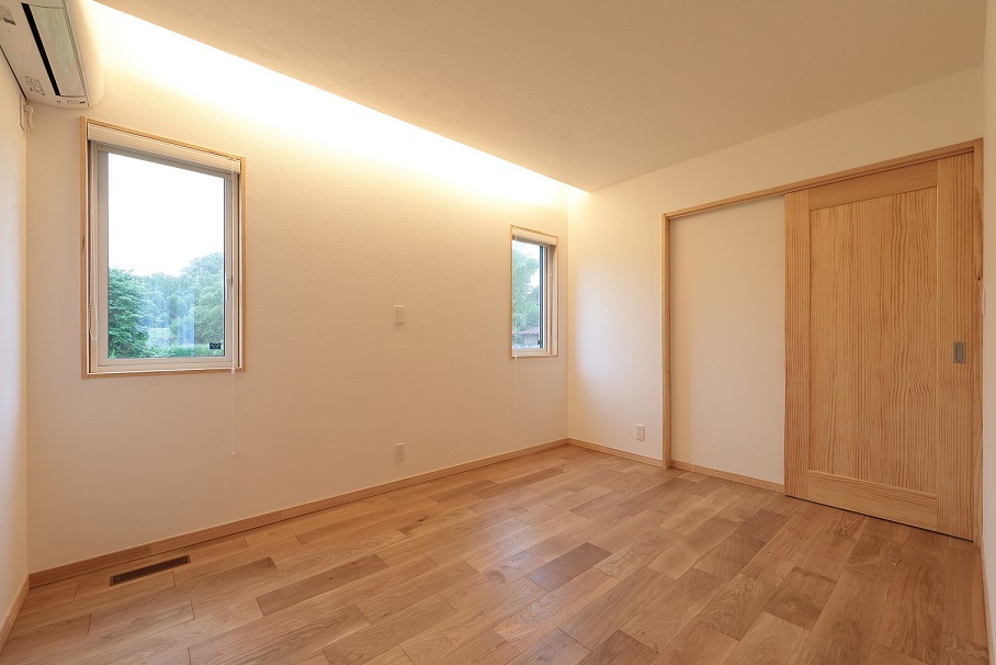 主寝室。ベッドから操作できるよう照明スイッチを配置