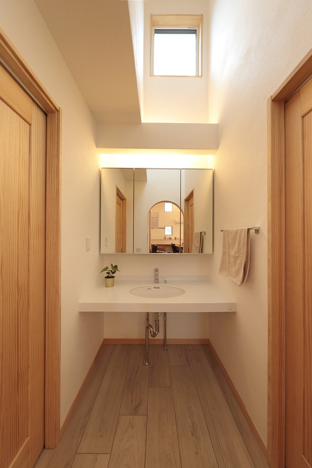 高窓から入る朝日が気持ち良いという洗面