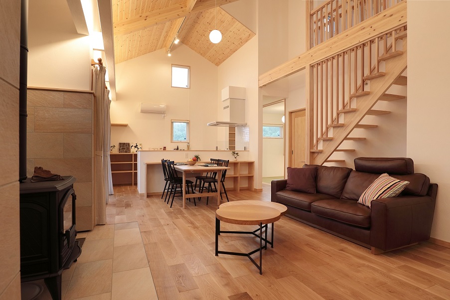 漆喰と無垢材の美しさが相まった癒しの大空間