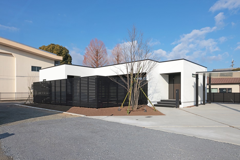 外部からの視線が気にならず中庭をプライベートな空間に