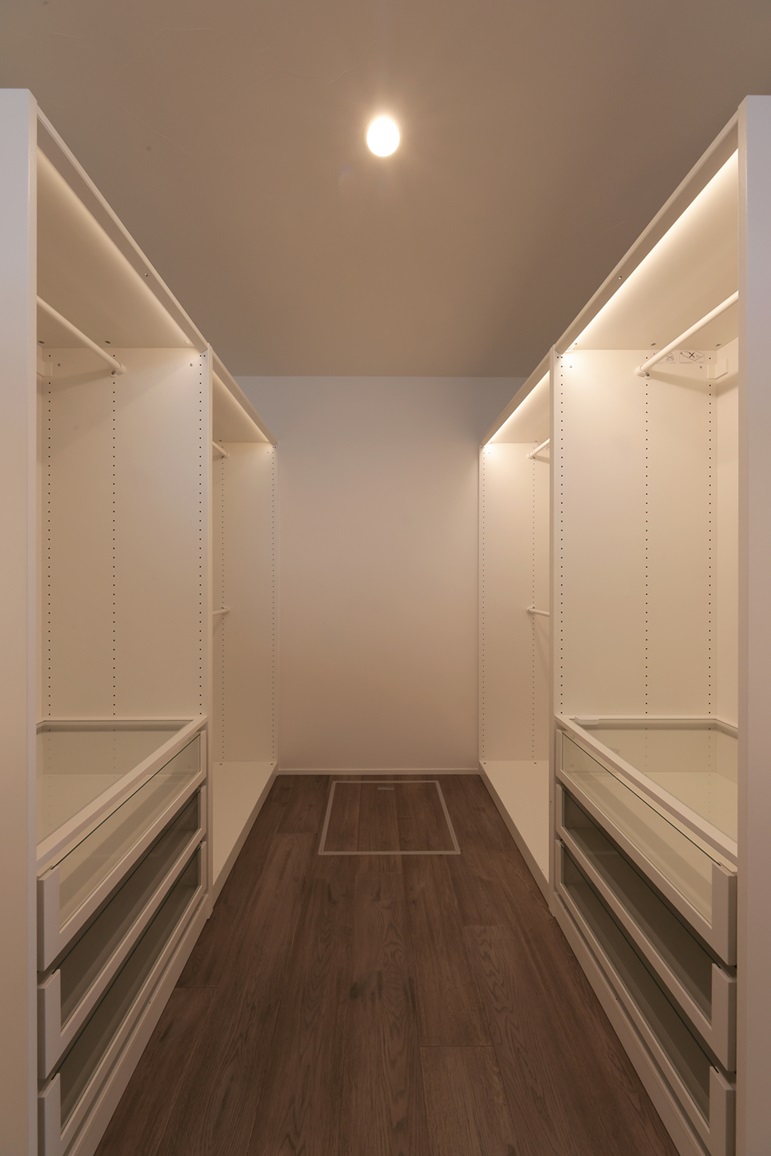 ウォークインクローゼットはIKEAの家具を設置しお店のようなワクワクする空間に