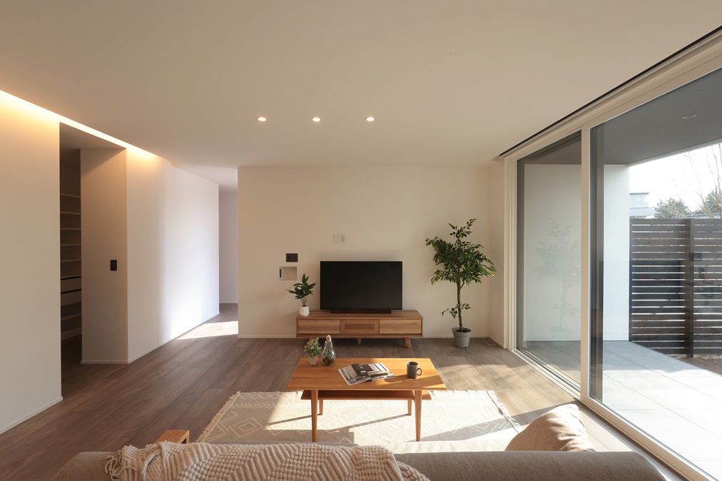 天井まである大開口窓からたくさん光を取り込み明るく暖かいリビング