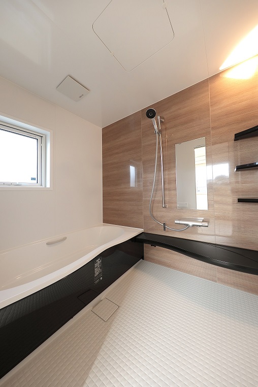 黒をプラスしたかっこいい浴室