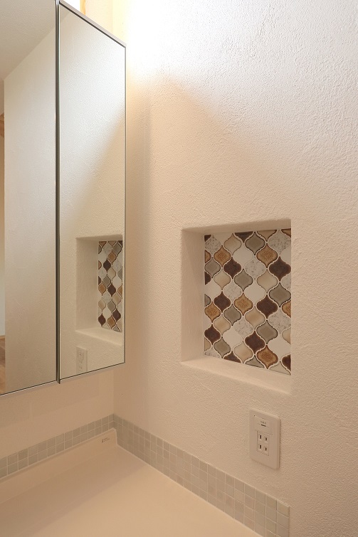 タイルにこだわった洗面ニッチ