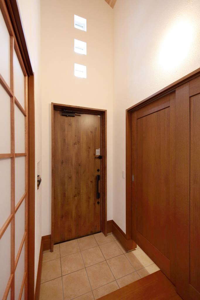 扉を閉めればすっきりとした玄関に