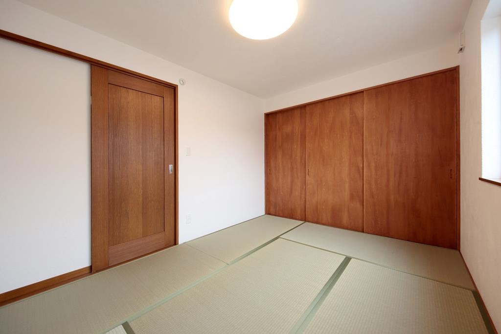 リビング横の独立した和室。収納もたっぷり