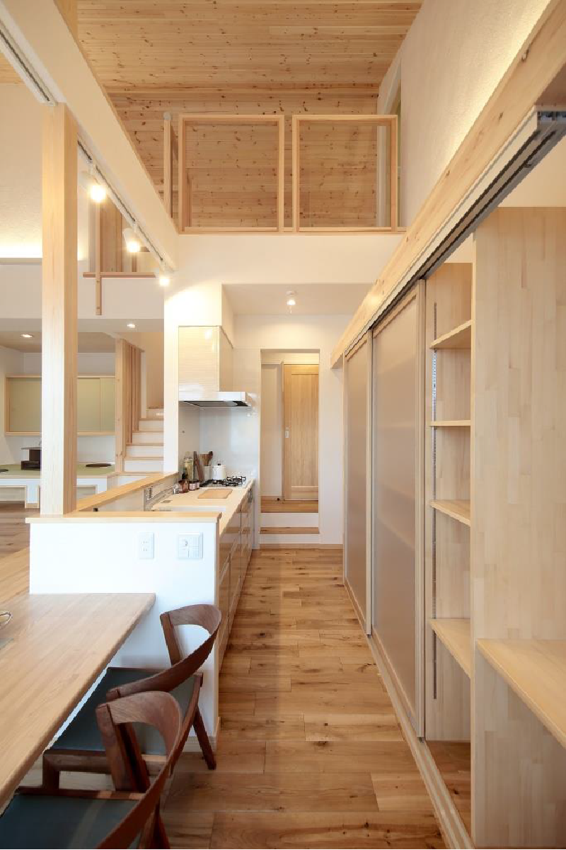 背面を全面収納として、扉を設置