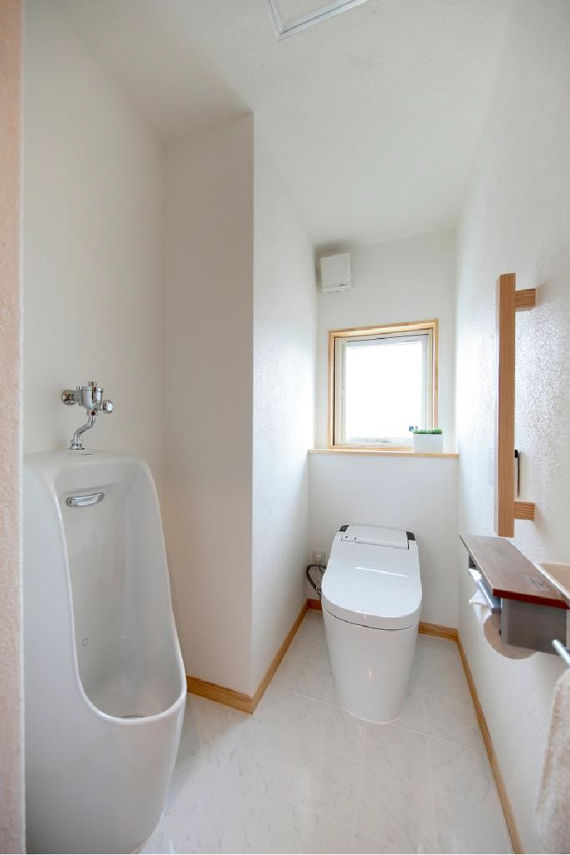 男の子が多く掃除が楽になるよう小便器を設置