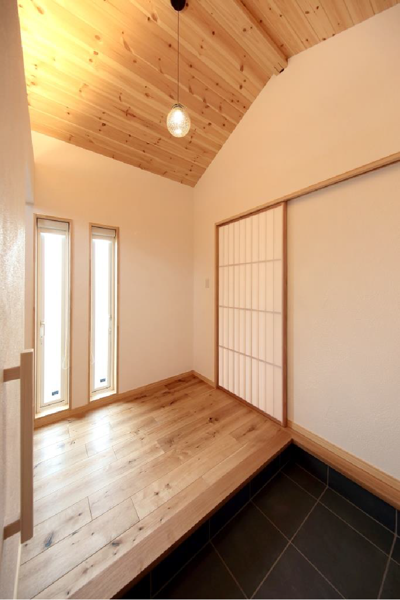 障子を設け和の雰囲気な玄関