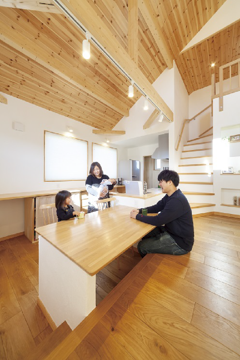 キッチンを1段下げ、リビングの家族と自然と目が合う設計。リビング側は椅子がいらないのですっきり見える