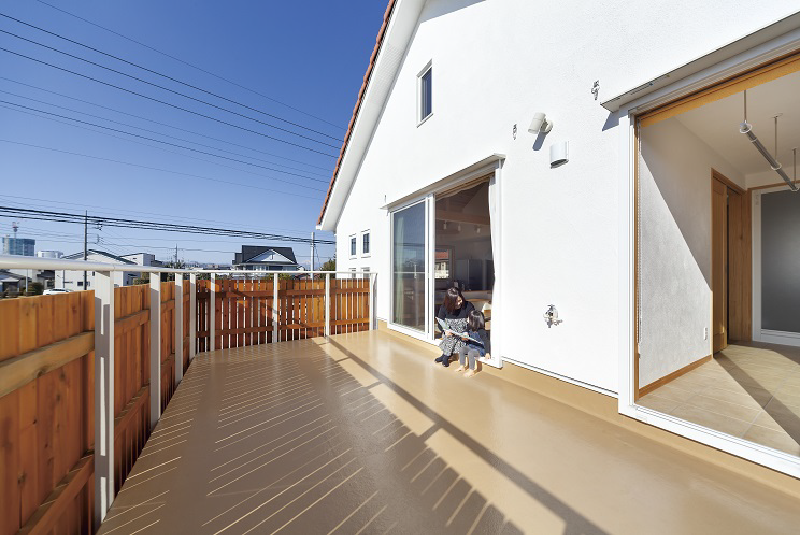 約13帖のバルコニー。第2のリビングとしてくつろいだり、人目を気にせず水遊びをしたりできる