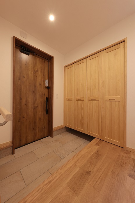 扉付きシューズクローゼットですっきりと