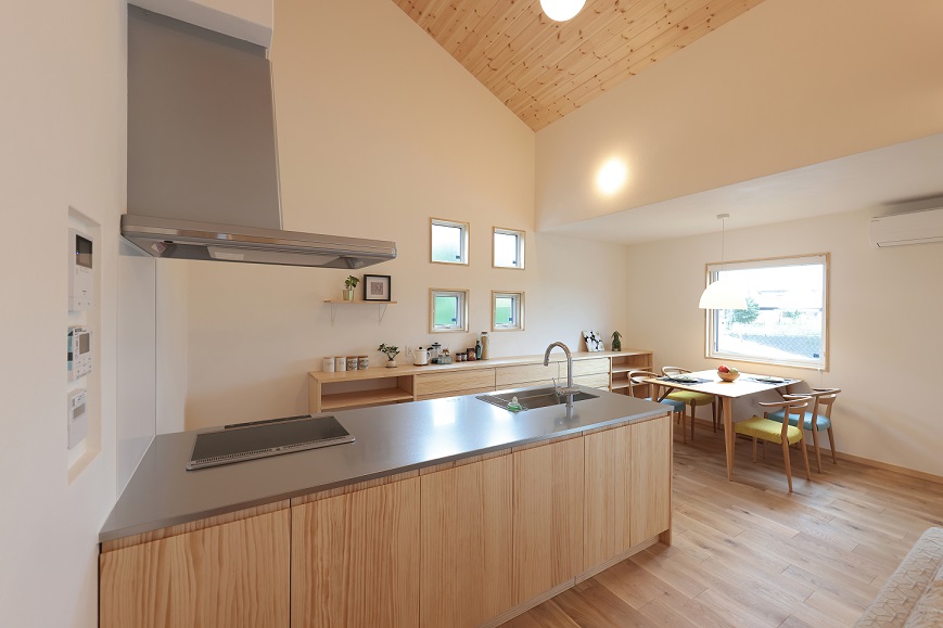 オープンキッチンで家族と会話しながら料理を楽しむ