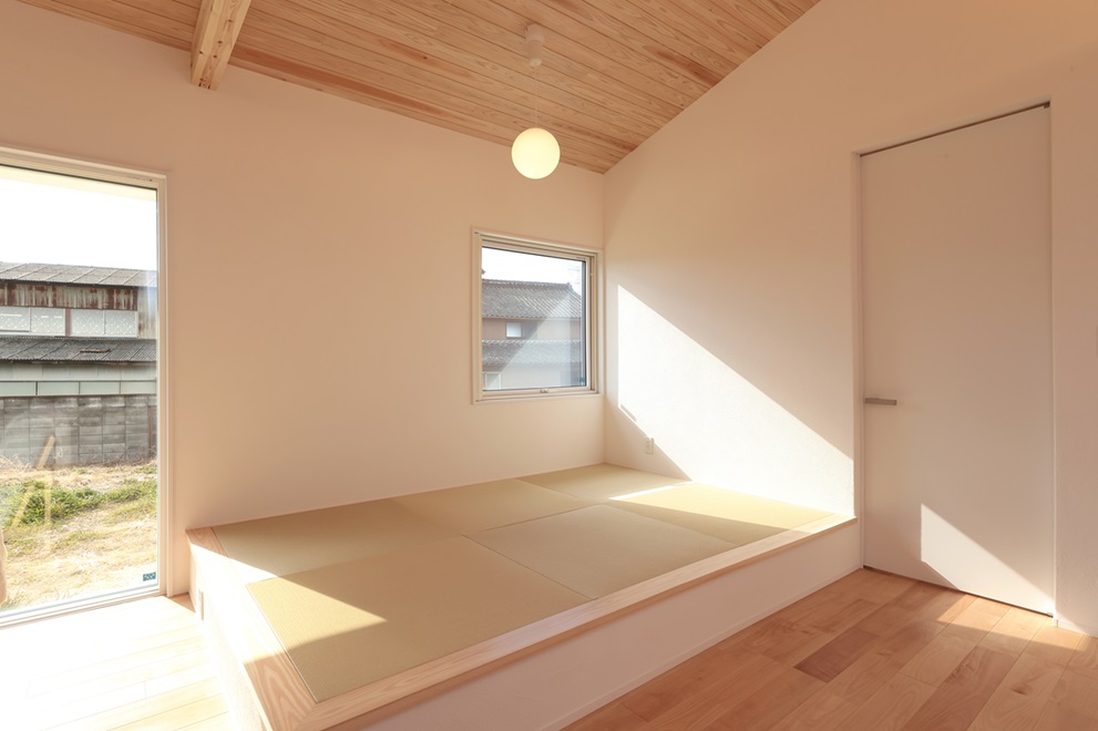 小上がりの畳コーナー。ベンチとしても活用できるように高さを調整