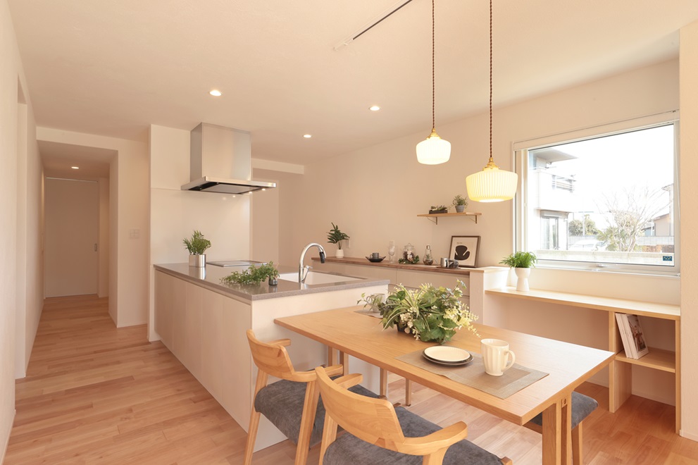 照明がおしゃれな横並びダイニング