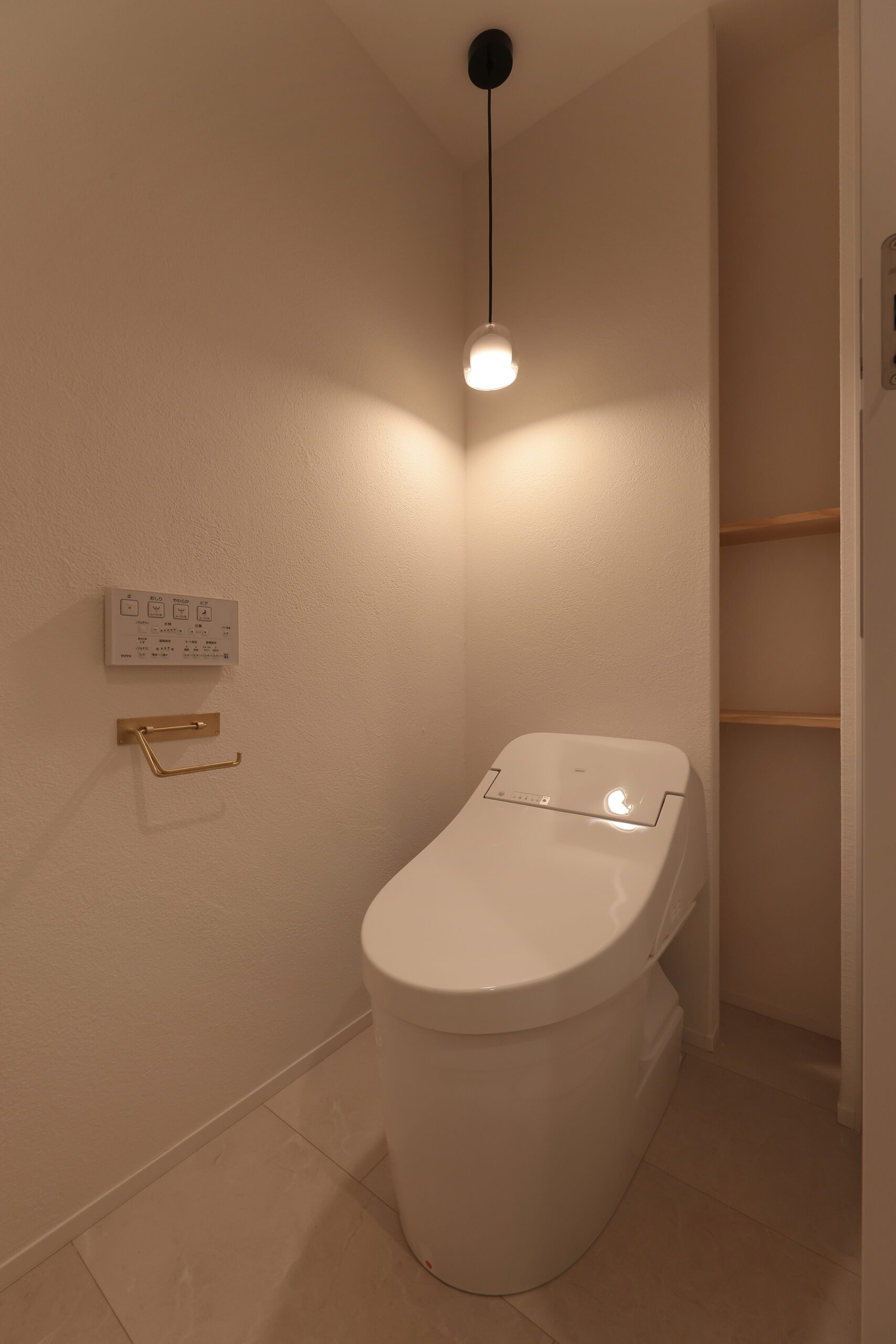 真っ白な漆喰にゴールドのペーパーホルダー。落ち着きのある照明も◎