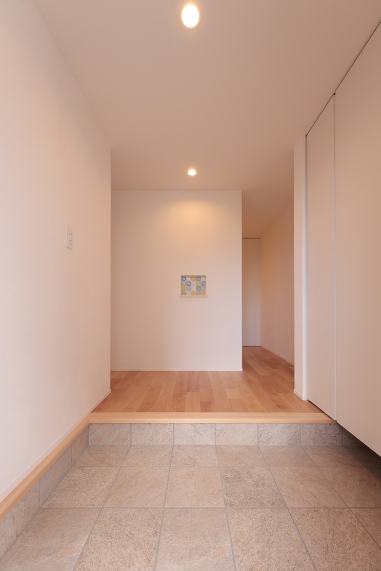 玄関正面のニッチにはお気に入りのタイルを