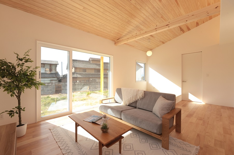 天井は杉の節の少ない上小節を使用したリビング