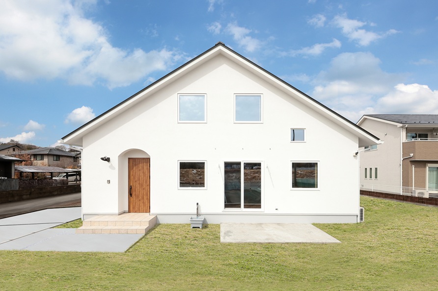 シンメトリーな外観にR開口の可愛い玄関