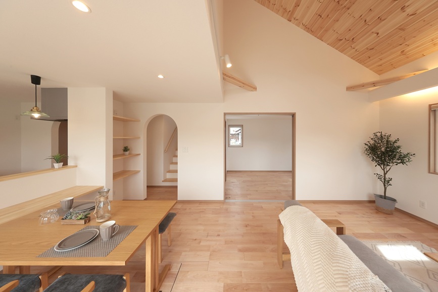 リビング横に寝室を設け、将来を見据えた設計